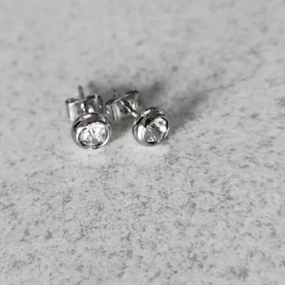 Free with bundle🔥Stud earrings - Picture 2 of 3